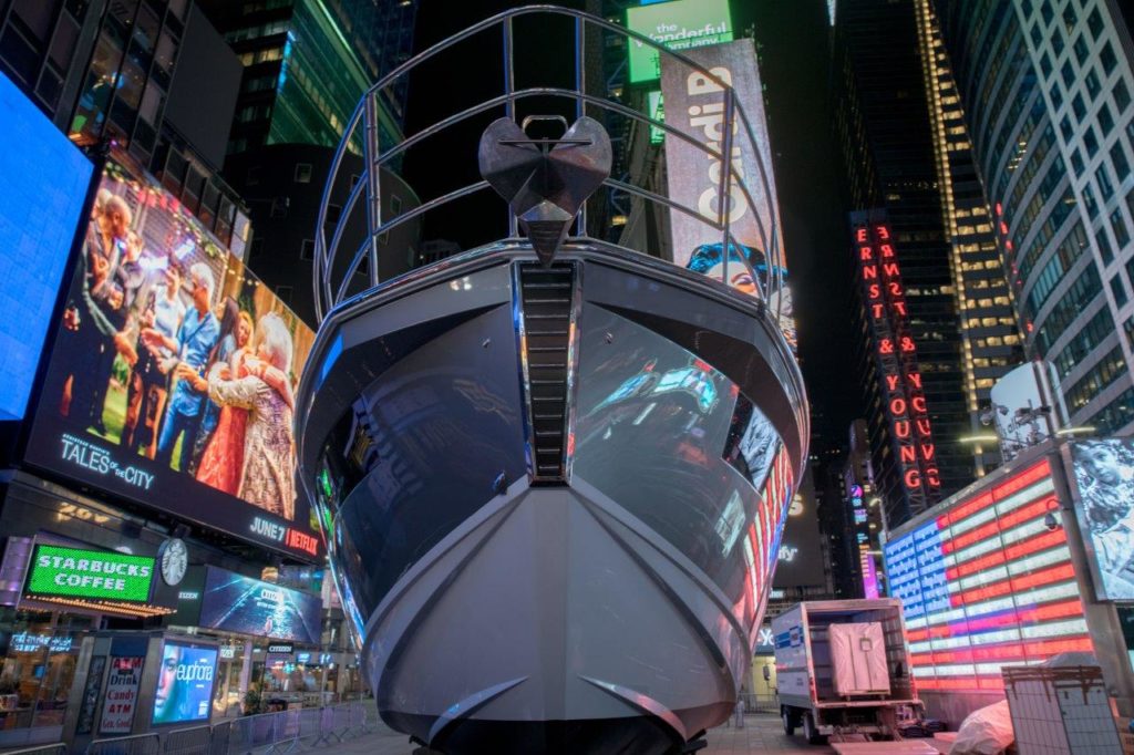 Azimut S6 a Times Square: un'installazione d'artista
