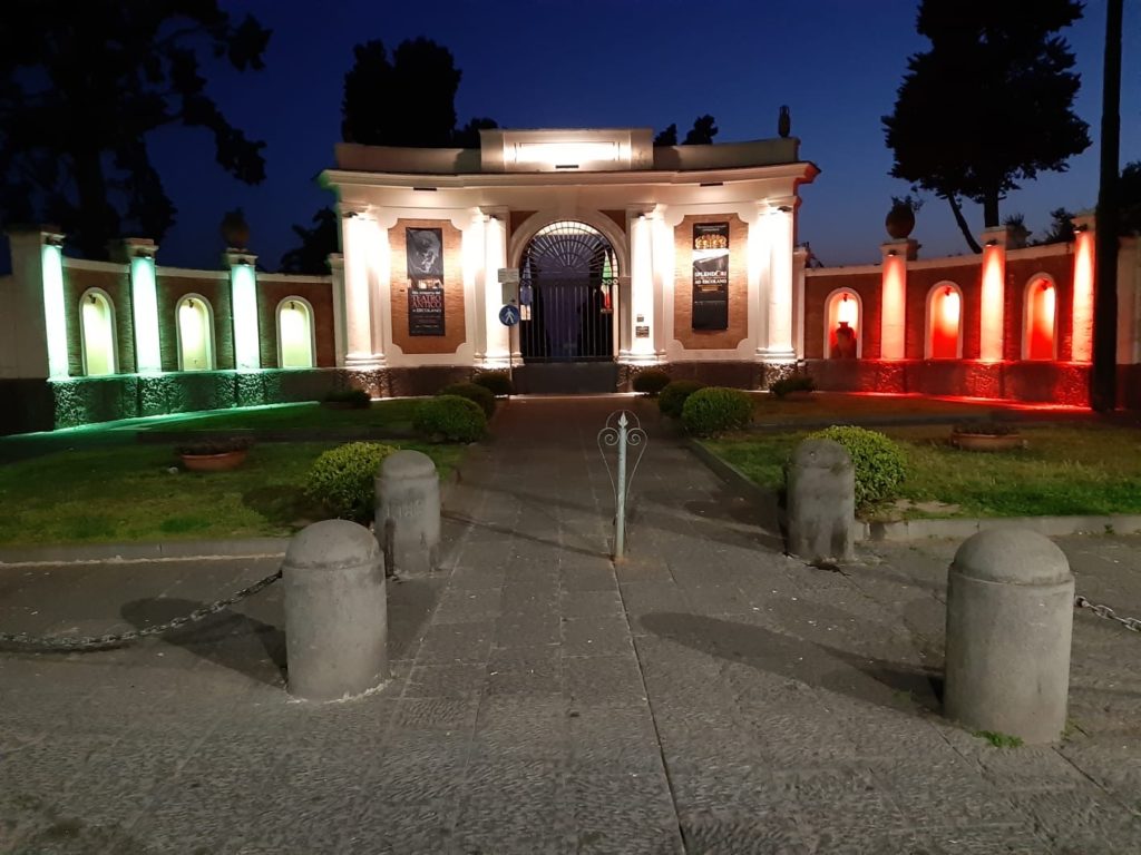 Parco Archeologico di Ercolano, il tricolore illumina la facciata d'ingresso