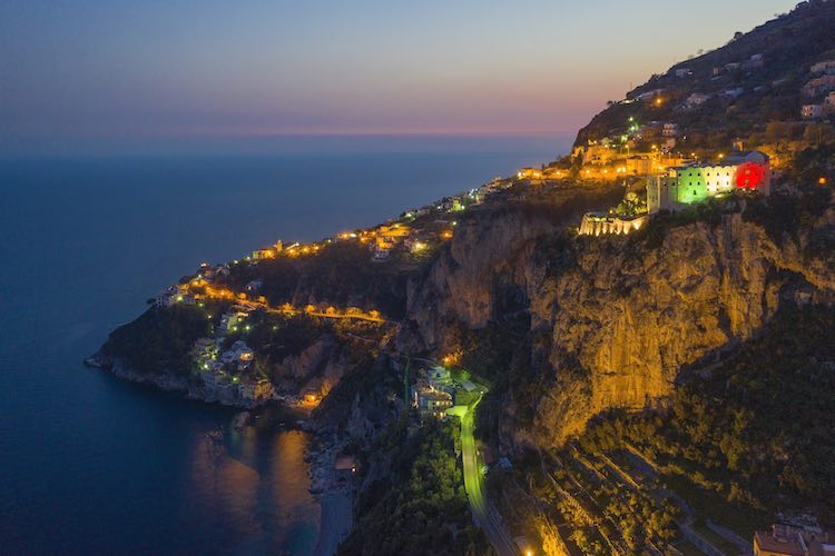 Costiera Amalfitana_ Il Monastero Santa Rosa s’illumina del Tricolore