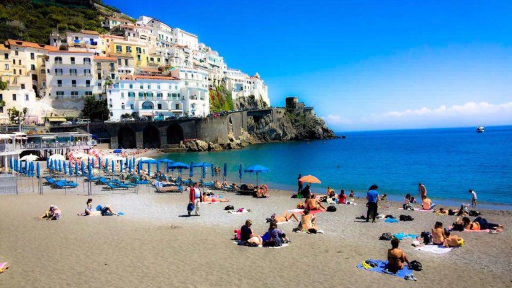 Costiera Amalfitana, si pensa alle spiagge a numero chiuso