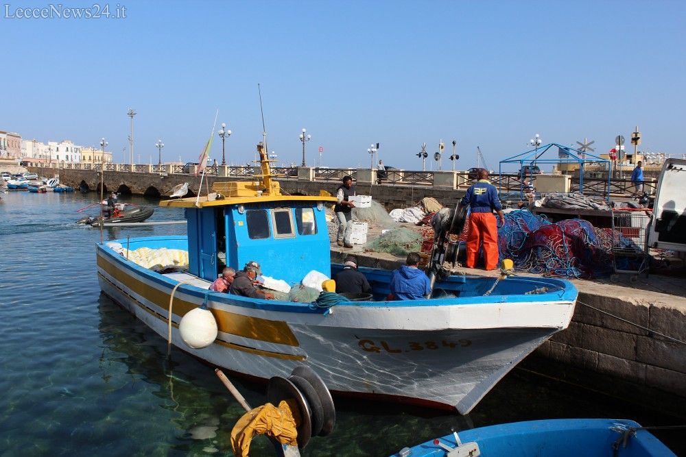 Gallipoli, pescatori donano il pescato alle famiglie in difficoltà