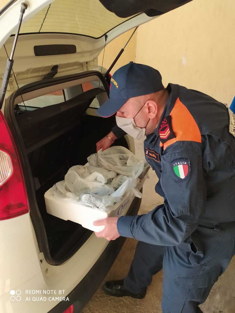 Castellammare del Golfo, pescatori donano pesce a famiglie bisognose