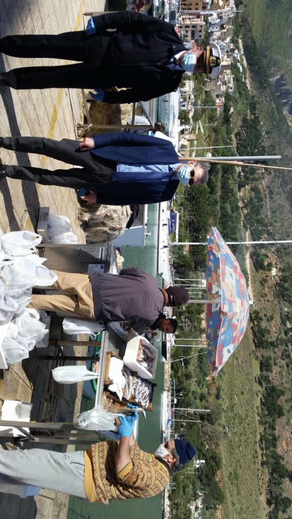Castellammare del Golfo, i pescatori donano ancora pesce
