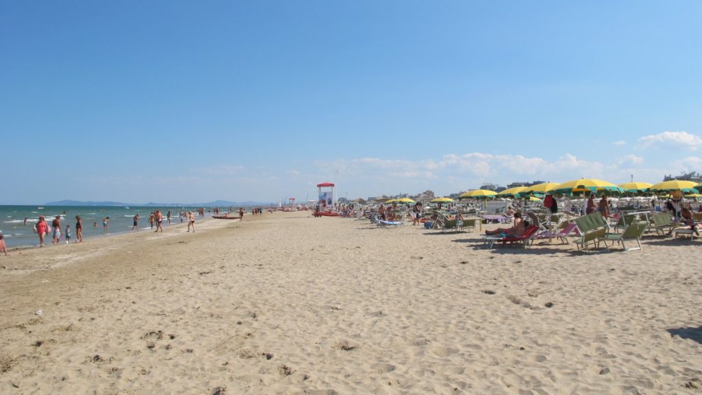 Rimini, in estate spiagge aperte dall'alba fino all'1 di notte