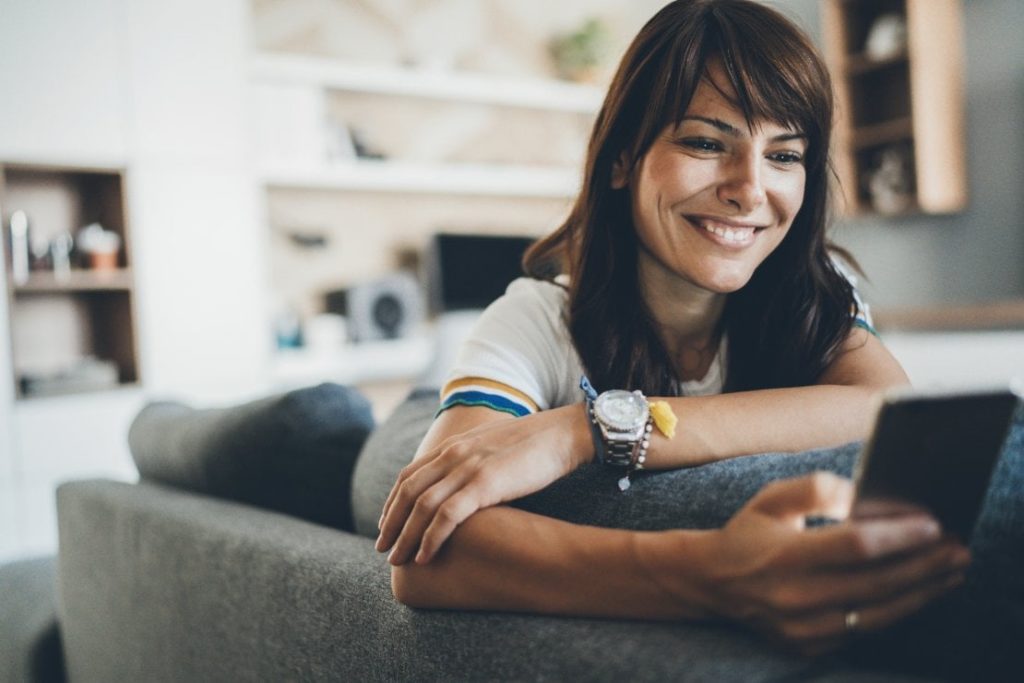 Cultura, Conversazioni interrotte: quando il telefono ci osserva e parla di noi