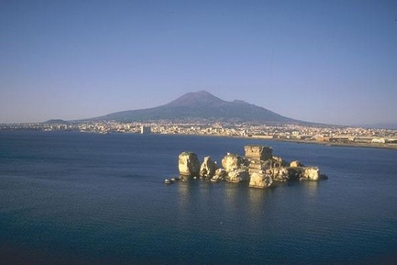 Barca in avaria allo Scoglio di Rovigliano: salvati dalla Guardia Costiera