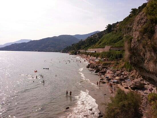 Spiagge libere aperte a Ventimiglia, ma c'è poca affluenza per il maltempo