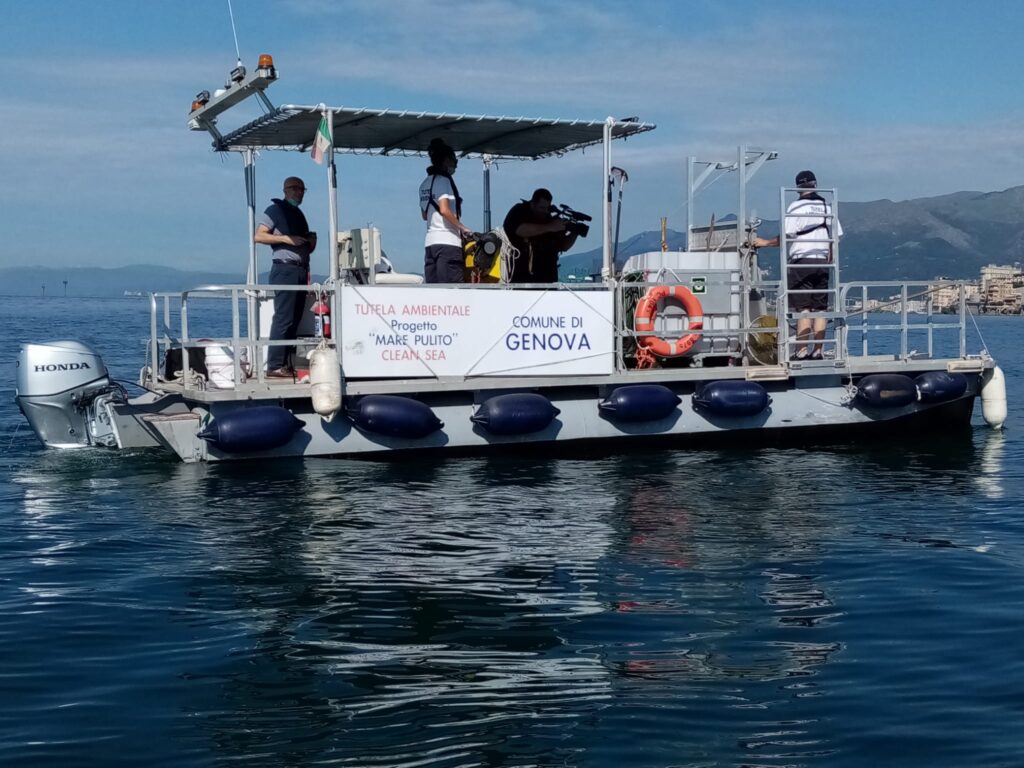 Genova, ritorna il servizio di raccolta dei rifiuti galleggianti - Video