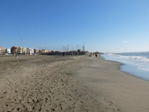 2 Giugno, in tanti sulle spiagge del litorale romano: a Ostia bagni distrutti