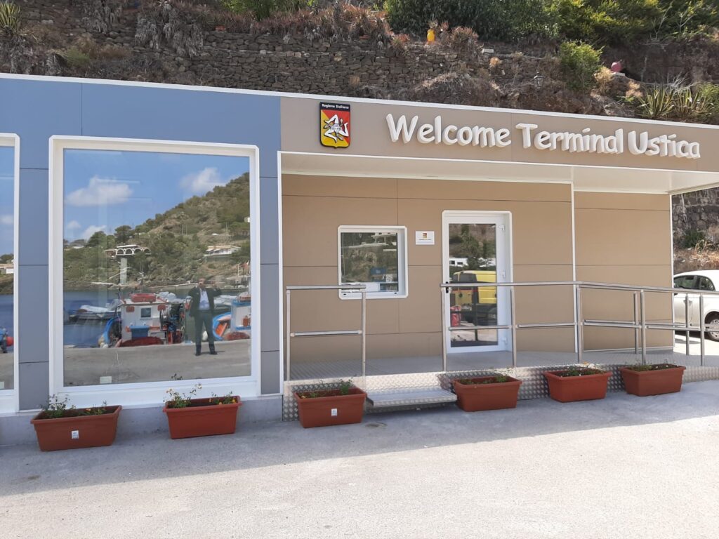 In meno di un mese realizzata la nuova stazione marittima di Ustica