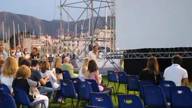 Cinema all'aperto a Palermo nello splendido scenario del Castello a mare