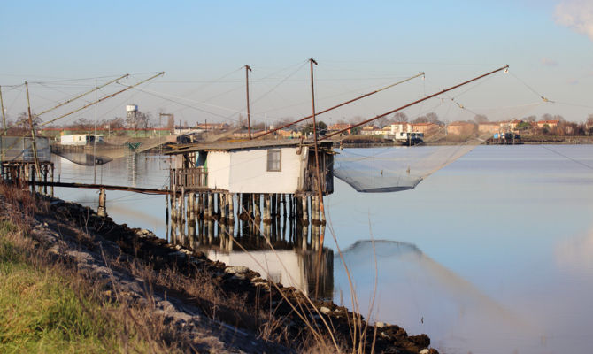 Pescatori abusivi a Comacchio tra Lido di Pomposa e Lido degli Scacchi