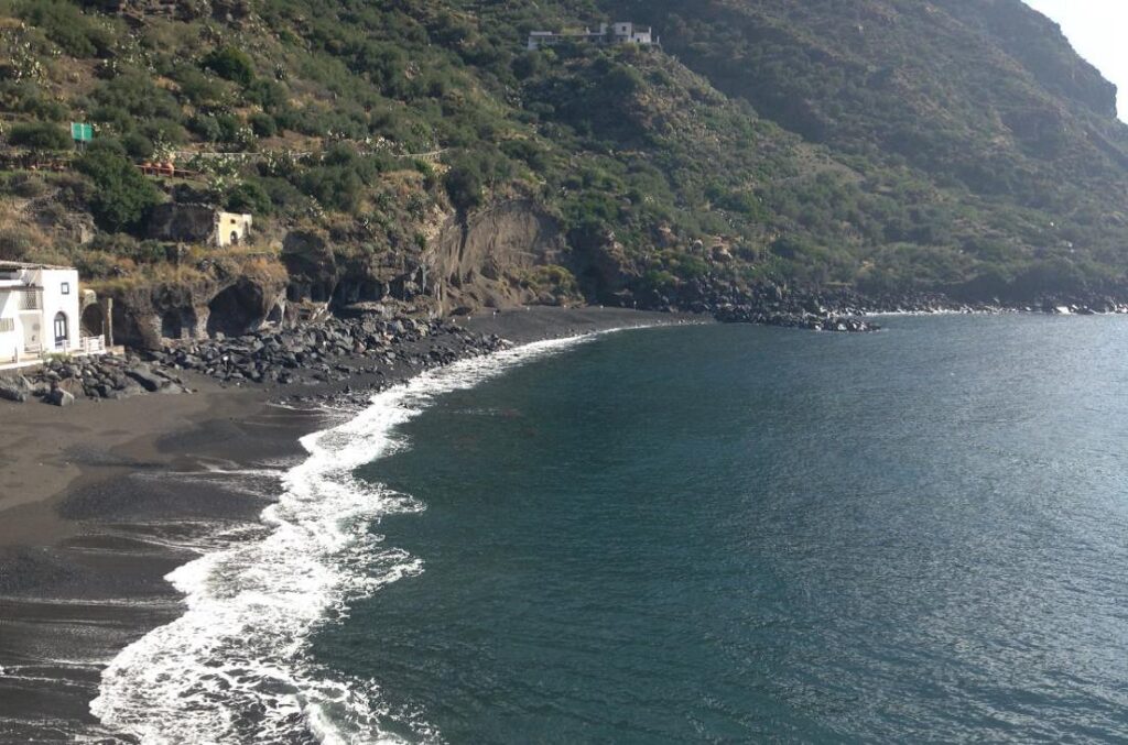 Erosione costiera all'Isola di Salina, ok al recupero della spiaggia di Rinella