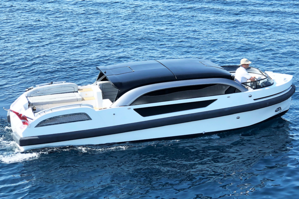 Wooden Boats svela il WB27, tender Bentley style in composito di carbonio