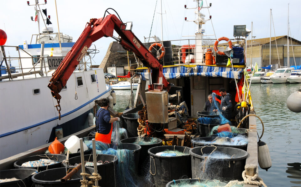 civitavecchia pescherecci rifiuti