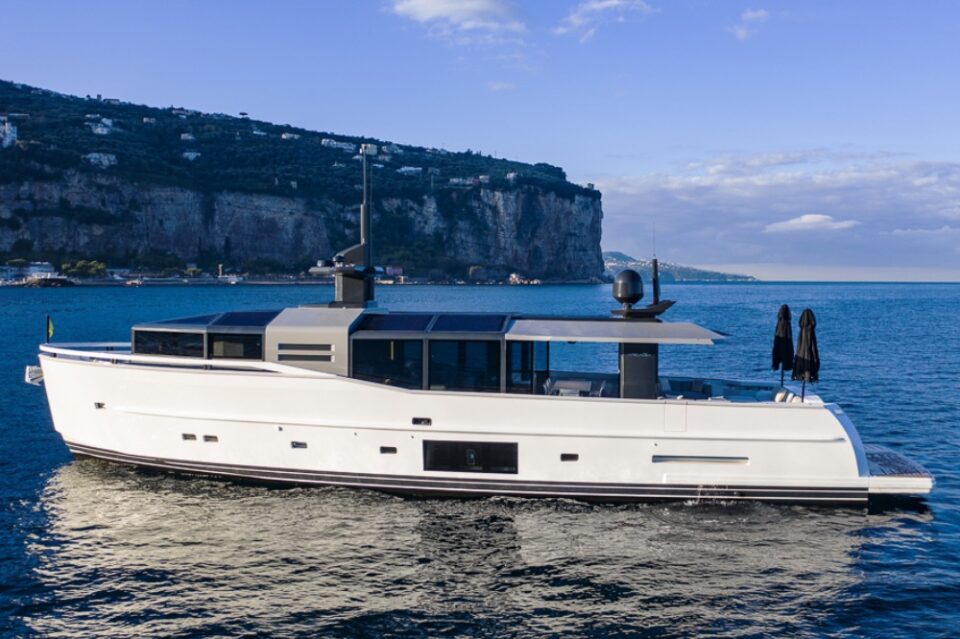 Varato il diciottesimo Arcadia A85 con un nuovo Interior Design di Hot Lab