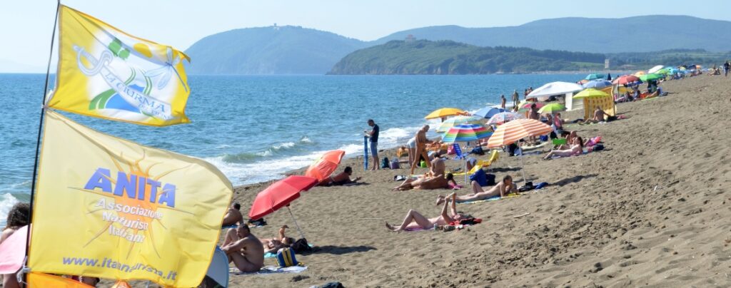 Naturisti ripuliscono spiaggia e pineta del “Nido dell’aquila” a San Vincenzo
