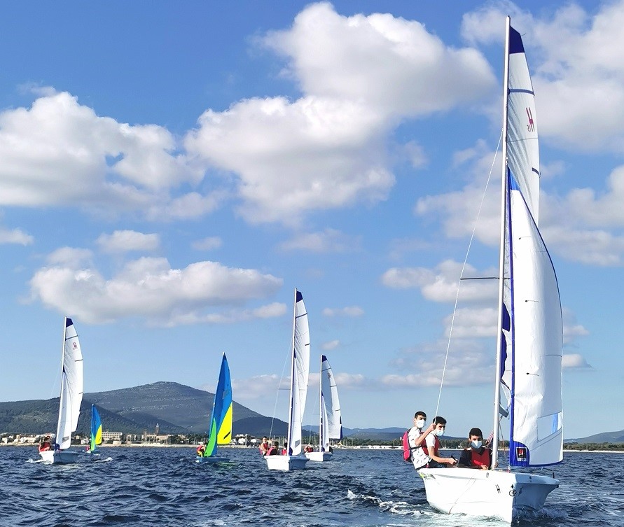 Il Covid non ferma la vela, ad Alghero 100 studenti debuttano in barca