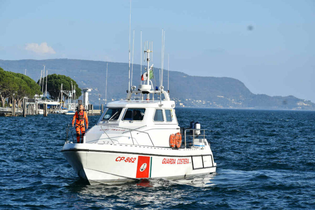 Fiumicino barca a vela INCAGLIATA