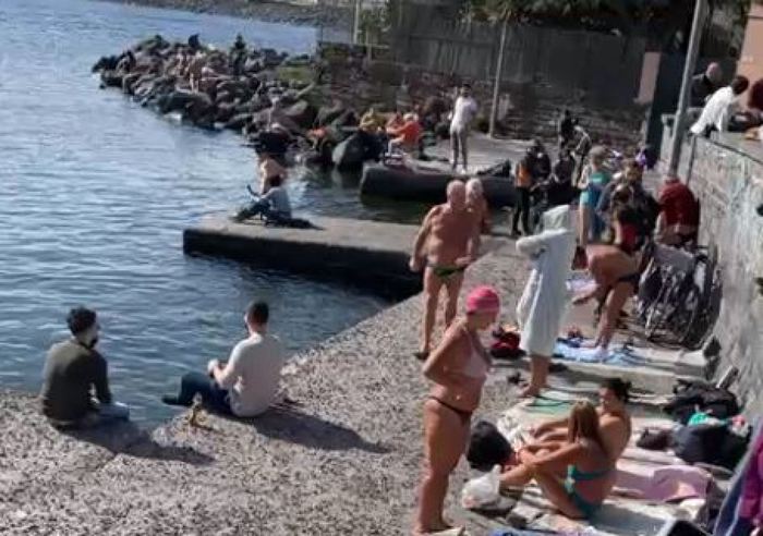 gente in spiaggia in sicilia per il caldo