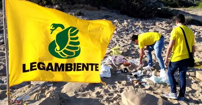rifiuti spiaggia indagine legambiente